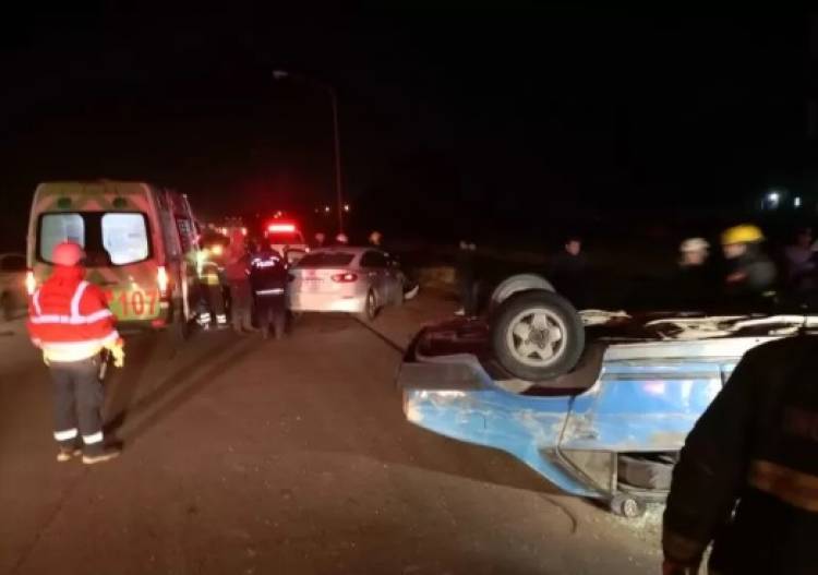 Vuelco de un auto tras un choque en la rotonda de Grunbein