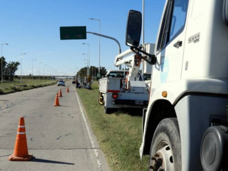 El Municipio gestionó ante Vialidad nuevas luminarias en Puente Naranja y colabora en su colocación 