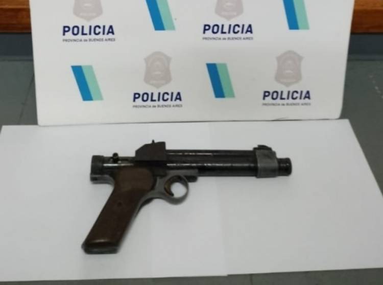Una pareja es acusada de amenazar con un arma a un empleado