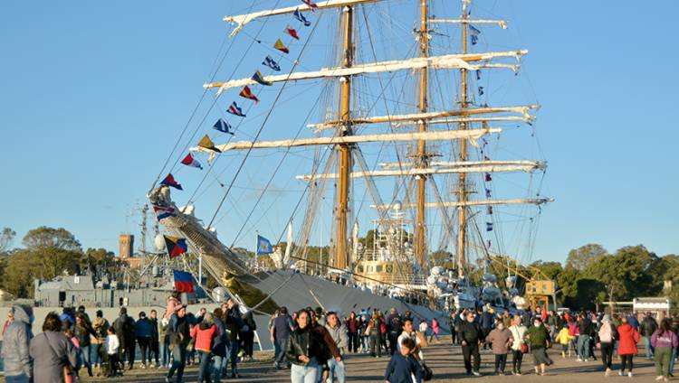 La Fragata Libertad recibe visitas gratuitas de la comunidad en Puerto Belgrano
