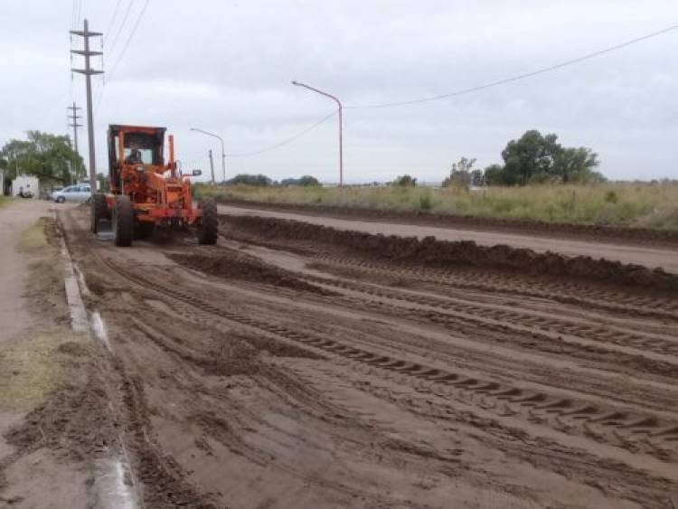 El Municipio realiza importantes trabajos para continuar reparando y manteniendo calles de tierra 
