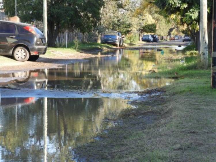 Por gestiones y reclamos del Municipio ABSA reparó caño de agua en calle González Fernández 