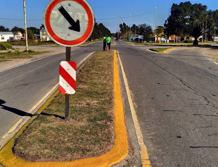Desde Tránsito se realizan trabajos de pintado de cordones y rotondas para seguridad vial