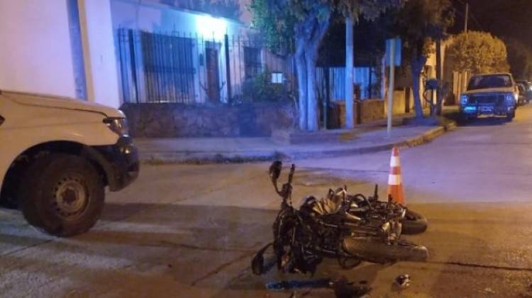 Accidente de tránsito entre una moto y una camioneta