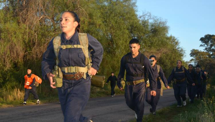 Aspirantes de la Escuela de Suboficiales de la Armada realizaron un ejercicio de supervivencia