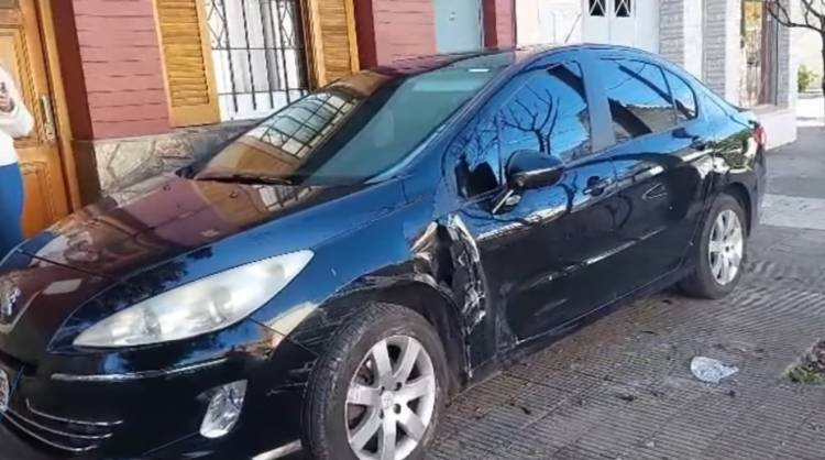 Fuerte choque entre dos vehículos, uno de ellos terminó en la vereda