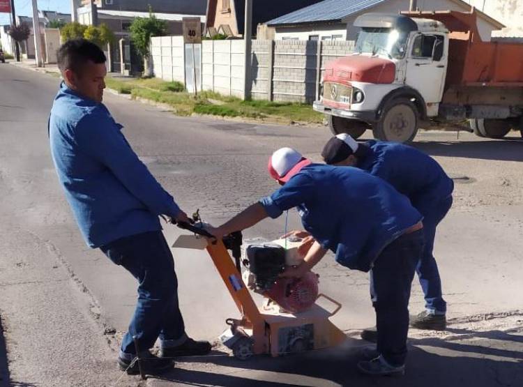 Se realizan corte de calles por la instalación de lomos de burro