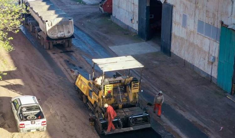 Comenzó la pavimentación de las calles dentro de Puerto Rosales