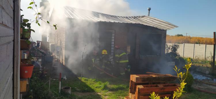 Se solicita ayuda para la mujer policía que perdió todo en el incendio de Villa Arias