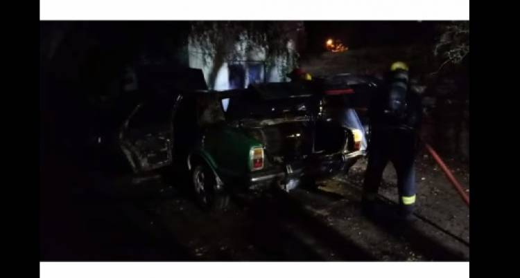 Bomberos Voluntarios acudieron al incendio de un automotor