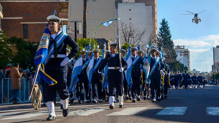 La Armada Argentina desfiló en Bahía Blanca por el 9 de Julio