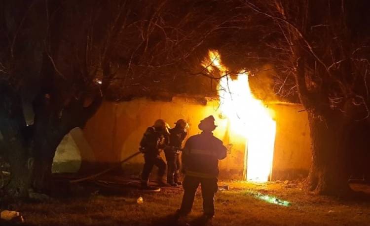 Bomberos Voluntarios acudieron al incendio de una vivienda en Barrio Laura