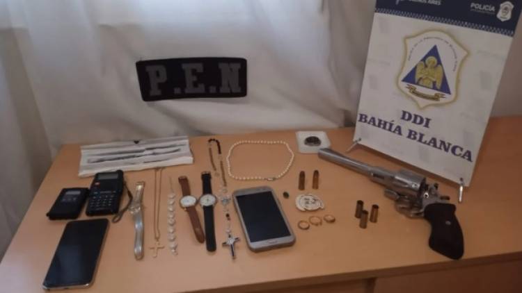 Un hombre cayó por una entradera y lo buscaban por homicidio