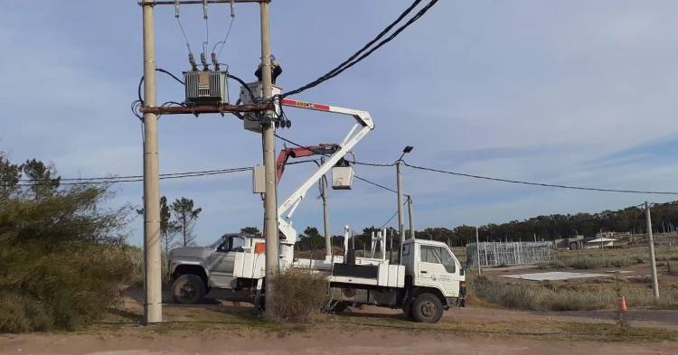 La Cooperativa Eléctrica de Punta Alta realiza trabajos en los nuevos alimentadores de Pehuen Co