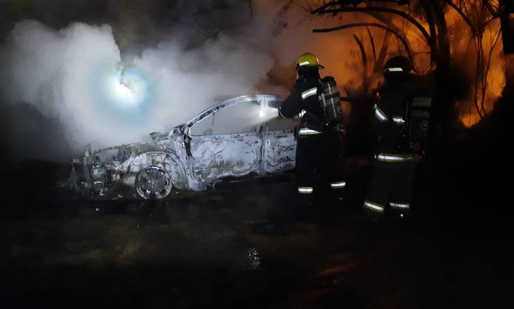 Villa Arias: Pérdidas totales en el incendio de un auto