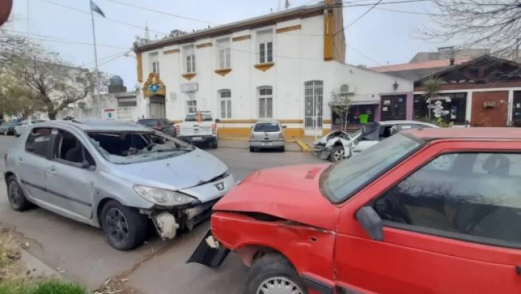 Piden el retiro de vehículos secuestrados que se encuentran estacionados frente a la comisaría