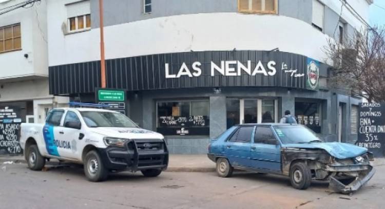 Fuerte choque entre un auto y un patrullero