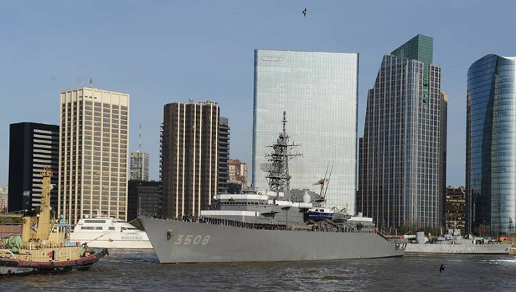 Buques de la Marina de Autodefensa del Japón se despidieron del puerto de Buenos Aires