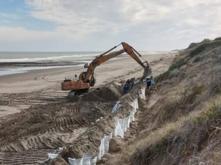 El Municipio continúa trabajando para reforzar la protección del frente costero de Pehuen Co  
