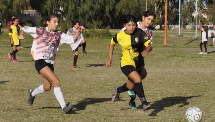 Se jugó otro encuentro de Fútbol Femenino Formativo en el Polideportivo Municipal