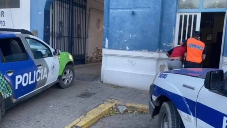 Detuvieron a un hombre por por pelearse con una vecina y romperle la ventana