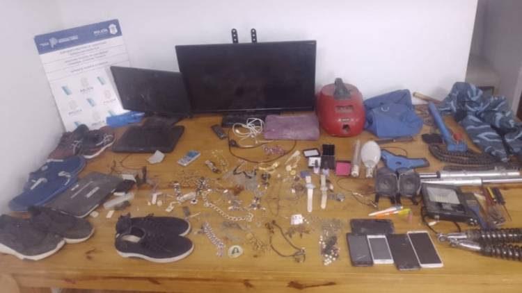 Un delincuente usaba zapatillas robadas, tenía ropa de policía y hasta televisores enterrados