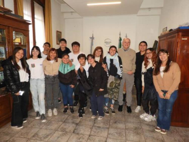 El intendente Uset recibió a alumnos de la Secundaria 1 que participaron de encuentro de cooperativas escolares 