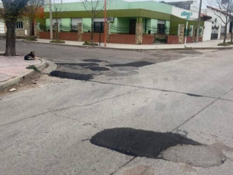 El Municipio de Coronel Rosales continúa realizando trabajos de bacheo en distintos barrios