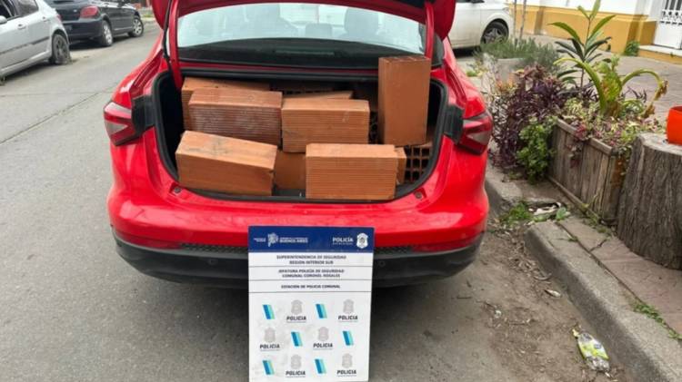 Detuvieron a dos personas que circulaban en un auto con el baúl lleno de ladrillos robados