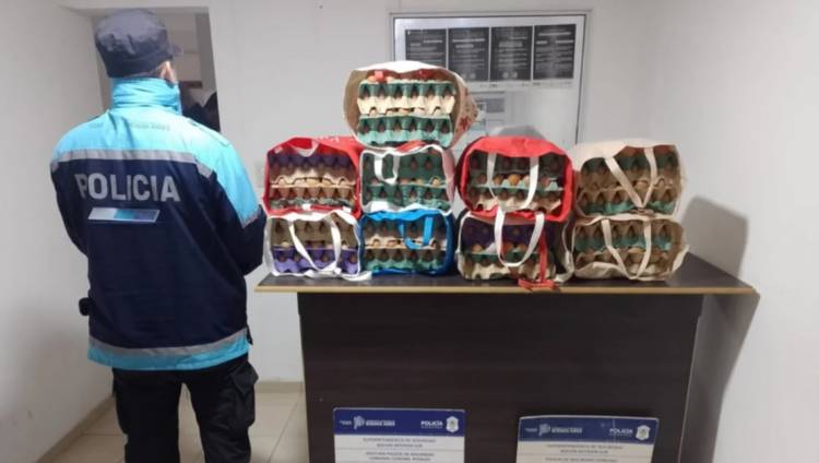 Detuvieron a una mujer con 36 maples de huevos robados en su lugar de trabajo
