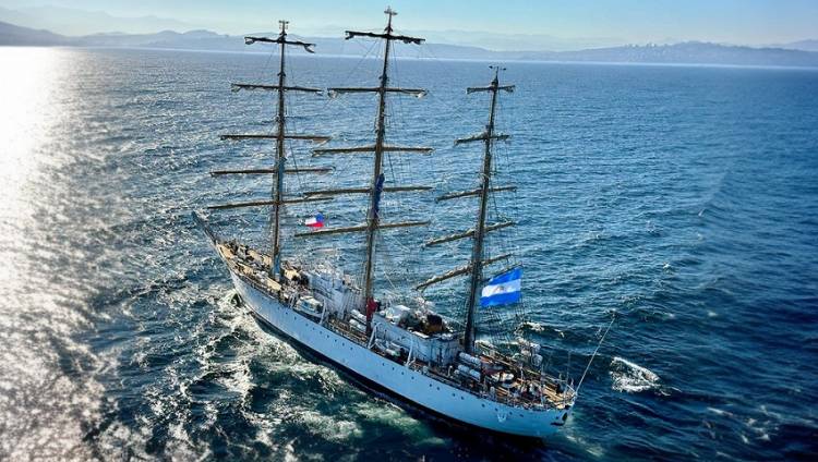 La fragata ARA “Libertad” se despidió de Valparaíso