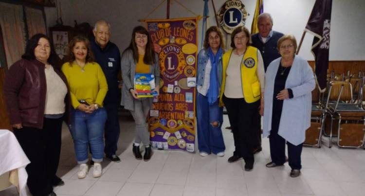 El Club de Leones entregó banderas para la Escuela Nº 6 de Calderón