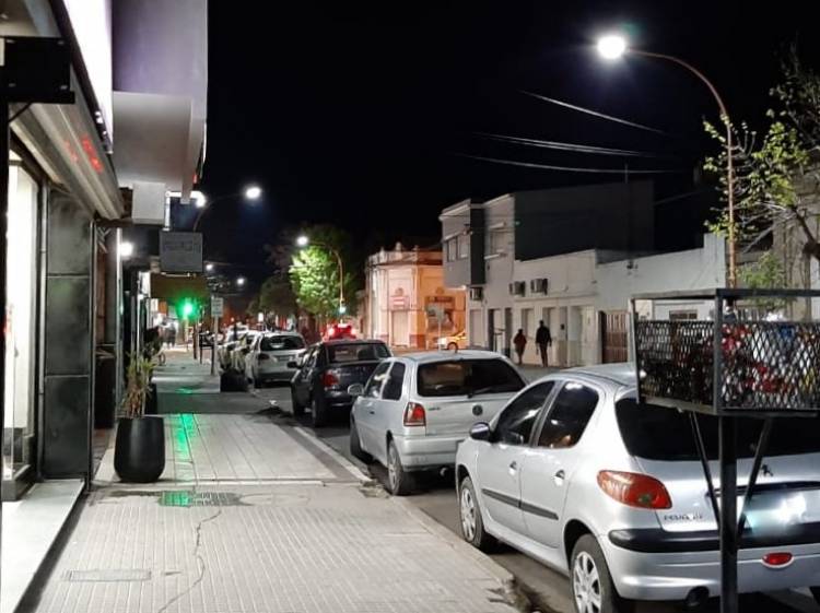 El Municipio instaló nuevas luminarias LED en calle Rivadavia y en el perímetro del Hospital Municipal