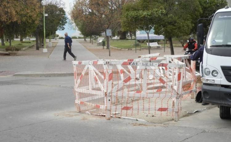 Se realiza un corte de tránsito en Rivadavia y Brown por hundimiento en reparación de ABSA