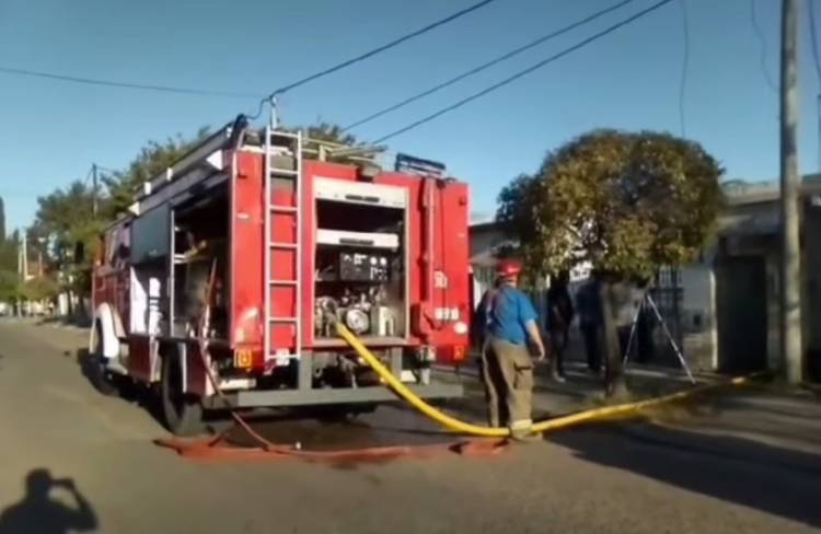Bomberos Voluntarios acudieron al incendio de un galpón