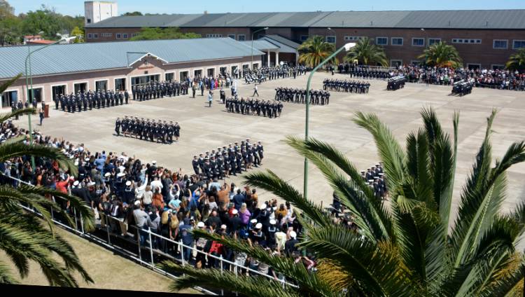 Aspirantes de la Escuela de Suboficiales recibieron sus uniformes y juraron fidelidad a la Bandera