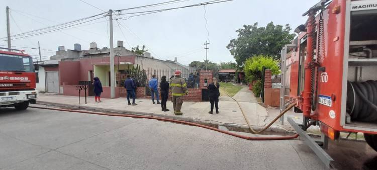 Bomberos Voluntarios acudieron al incendio de una vivienda