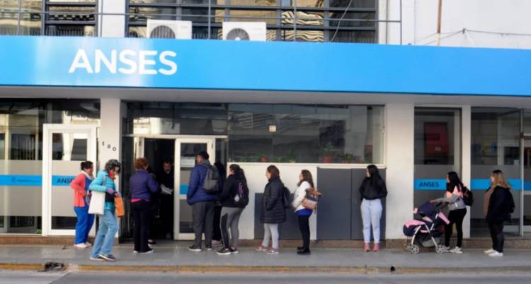 Anunciaron un aumento del 20,8 por ciento y un refuerzo de $ 55 mil para las jubilaciones