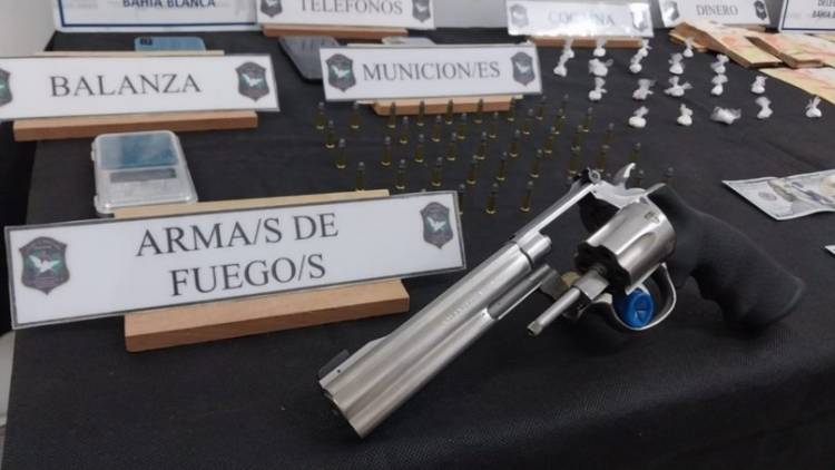 Se realizó un allanamiento y secuestro de dinero, drogas y un arma