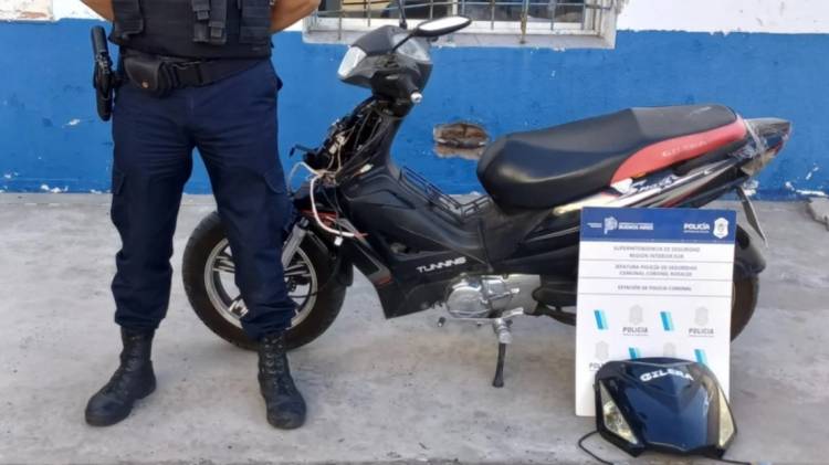 Dos delincuentes llevaban a tiro una moto robada en el centro