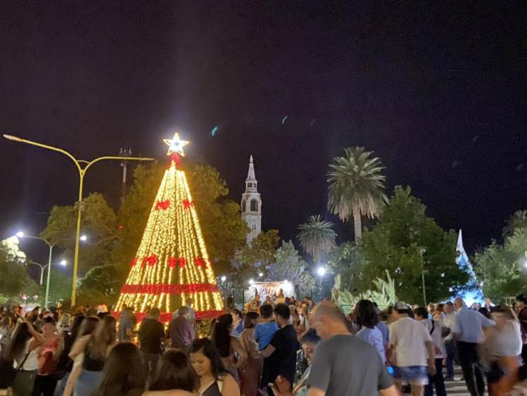 Se realizó la colocación e iluminación del árbol de navidad en la Plaza Belgrano