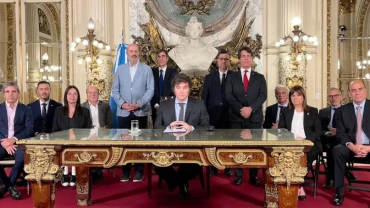 El Presidente Milei presentó un DNU de 366 artículos para una profunda desregulación de la economía