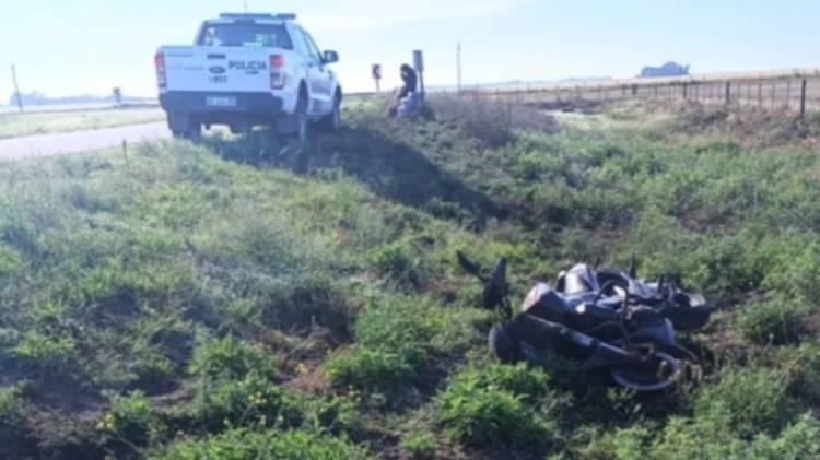 Dos personas fueron hospitalizadas tras caerse de la moto en la que circulaban