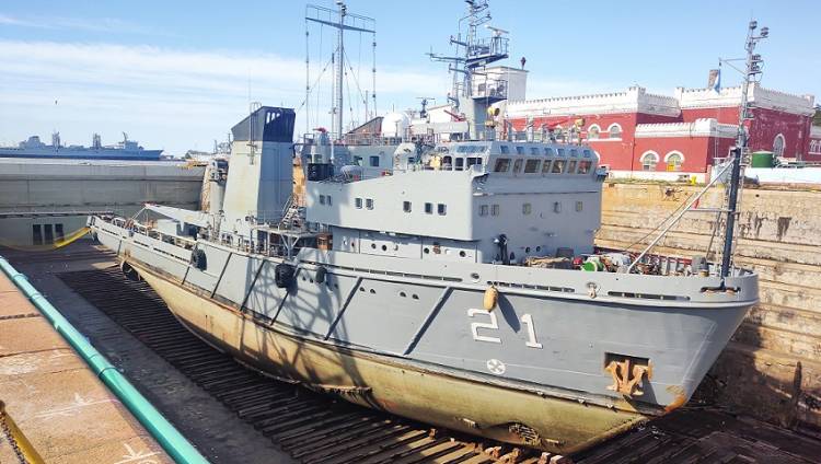 El aviso ARA “Puerto Argentino” realiza tareas de mantenimiento