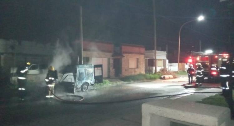 Bomberos Voluntarios acudieron al incendio de un utilitario