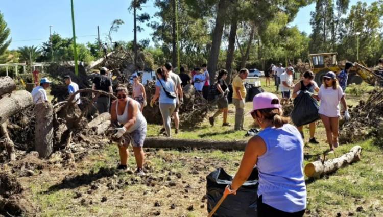 Se realizó una "jornada solidaria" para reacondicionar la plaza de Villa Arias