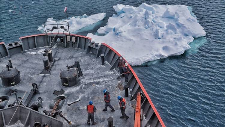 El rompehielos ARA “Almirante Irízar” abastece a la Base Antártica Conjunta Marambio