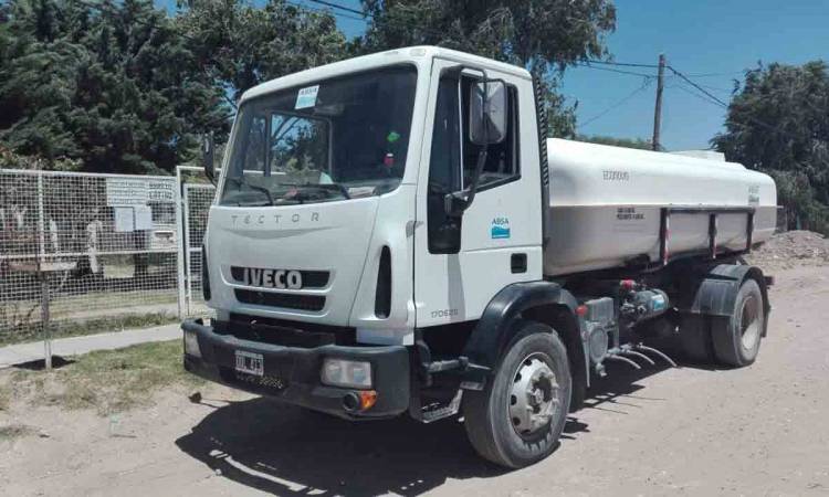 Camiones cisterna de ABSA realizan abastecimiento de agua en Punta Alta