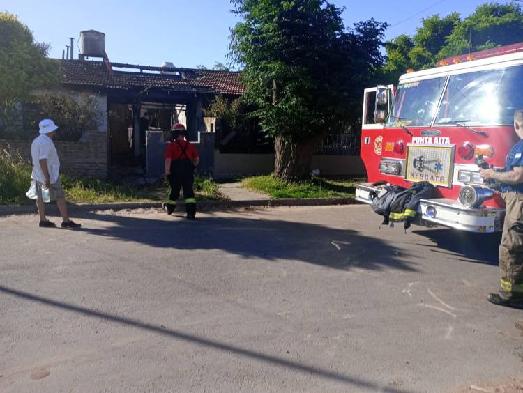 Pérdidas totales en el incendio de una vivienda en Triunvirato al 800