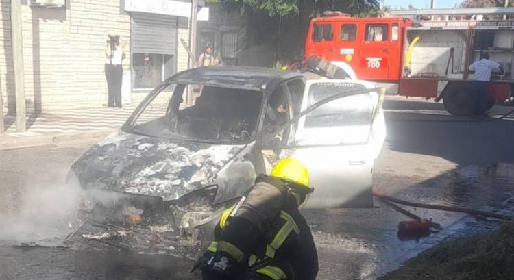 Un remis sufrió un incendio en la esquina de España y Alvear